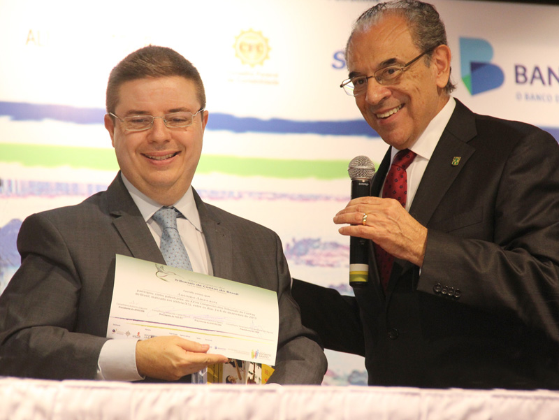 O Vice-Presidente do TCEMG, Conselheiro Sebastião Helvecio, entregou ao Governador Antonio Anastasia um diploma pela palestra apresentada no evento 